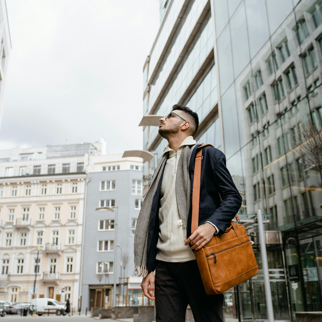 Cara Pakai Tas Selempang Biar Nggak Kelihatan Kayak Anak Sekolah