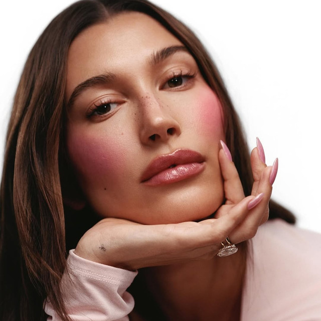 Trik Makeup Natural Ala Hailey Bieber tapi Pakai Makeup Ramah Kantong