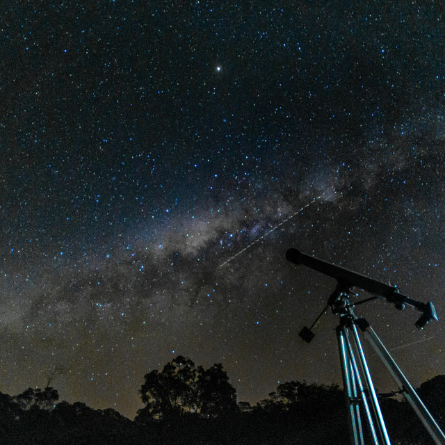 Cara Seru Menonton Hujan Meteor 2026, Tips Stargazing dari Rumah yang Simpel