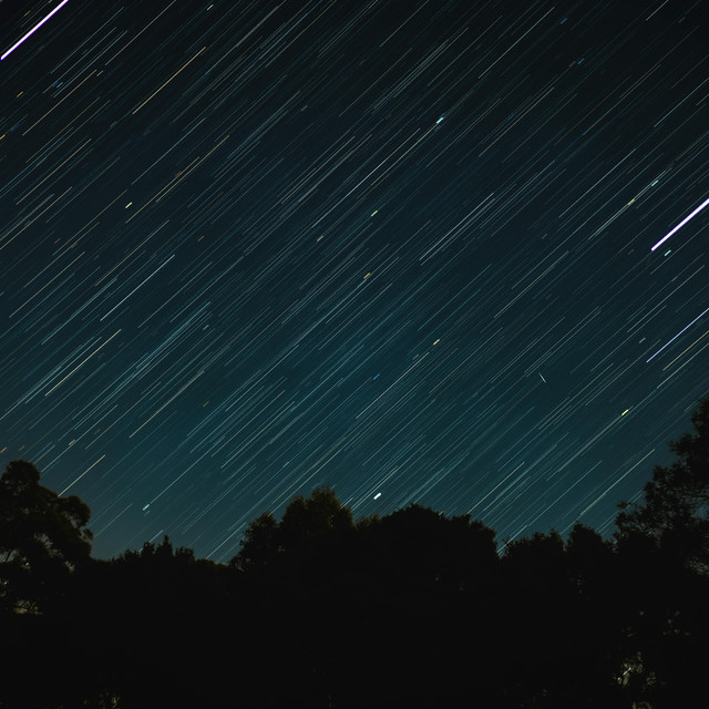 Cara Hemat Melihat Hujan Meteor Lyrid 2026, Tips Nonton Tanpa Alat Mahal