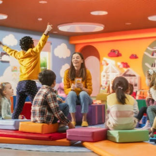 Daycare vs Babysitter di 2026, Mana yang Lebih Tepat?