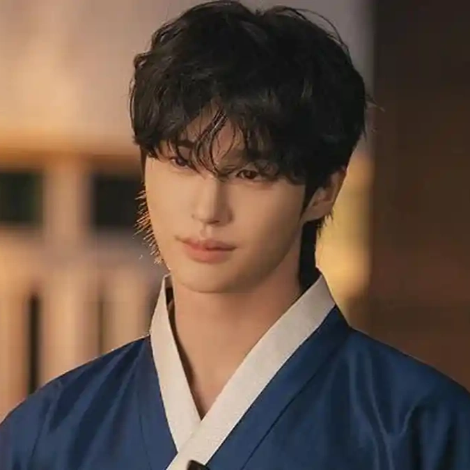 Tips Fashion ala Selebriti, Intip Gaya Elegan Byeon Woo Seok yang Ikonik