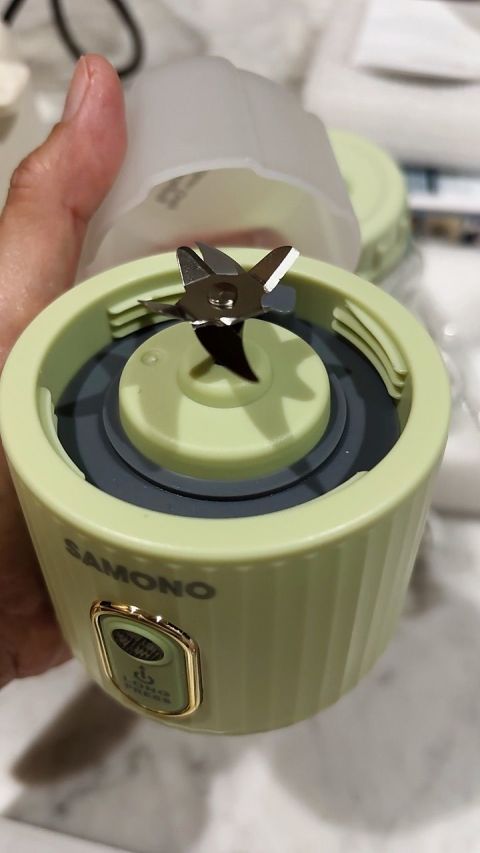 SAMONO Portable Juicer 6 Mata Pisau Stainless Steel Food Grade Blender Jus Buah Mini 350ml Wadah Kaca Tebal Baterai 1500mAh 40W High Power Fast Juicing 15 Detik Botol Minum Portable Sedotan Silikon Garansi Resmi Y5 Plus Image6