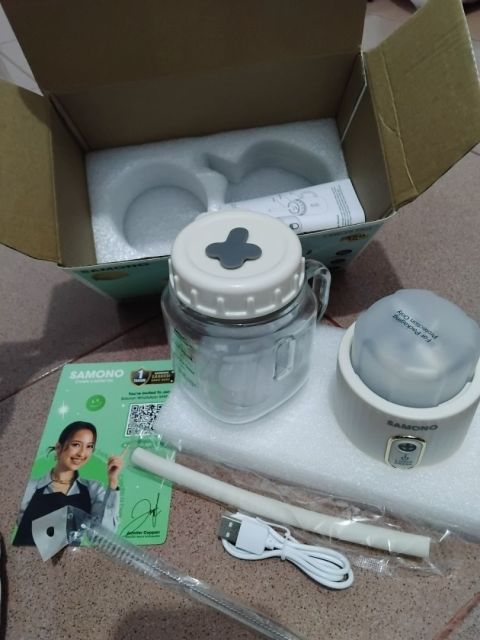 SAMONO Portable Juicer 6 Mata Pisau Stainless Steel Food Grade Blender Jus Buah Mini 350ml Wadah Kaca Tebal Baterai 1500mAh 40W High Power Fast Juicing 15 Detik Botol Minum Portable Sedotan Silikon Garansi Resmi Y5 Plus Image8