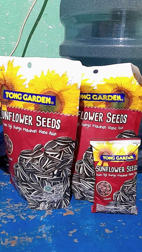 2 PCS - Tong Garden Salted Sunflower Seeds 120 gr Kuaci Jumbo Rasa Asin Aroma Kembang Lawang Image1