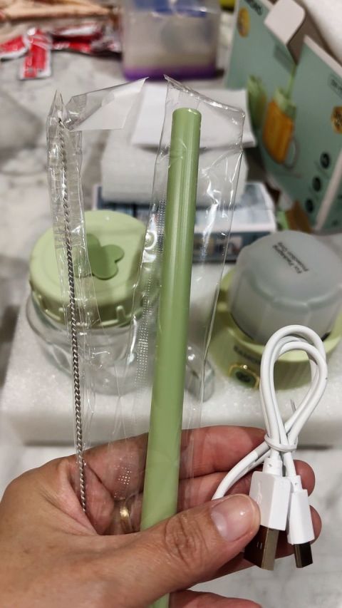 SAMONO Portable Juicer 6 Mata Pisau Stainless Steel Food Grade Blender Jus Buah Mini 350ml Wadah Kaca Tebal Baterai 1500mAh 40W High Power Fast Juicing 15 Detik Botol Minum Portable Sedotan Silikon Garansi Resmi Y5 Plus Image7