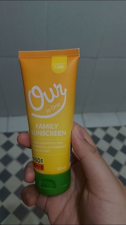 Our In One Family Sunscreen SPF50 PA++++ Barrier Expert Lembab - Glowing-Sensitif & Bayi Anak Dewasa Image5
