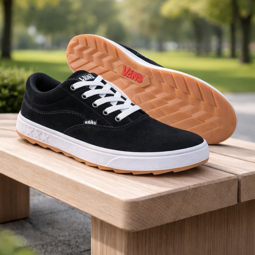 Sepatu Pria Casual Sneakers Hitam Putih Bahan Suede Sol Karet Antislip Cocok Untuk Sekolah dan Kerja