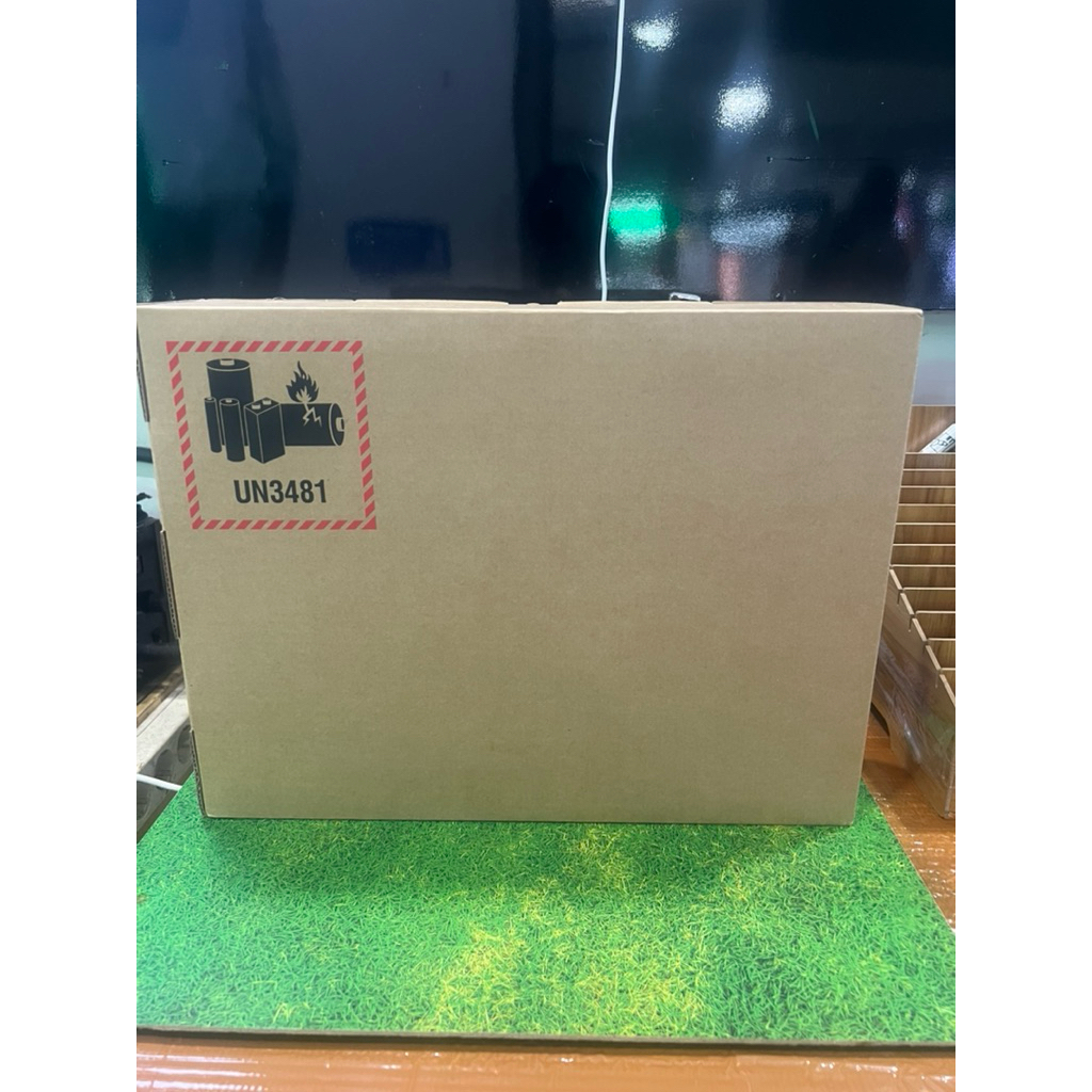 Macbook pro m5 black 14 inch 24 / 2 tera BNIB ibox