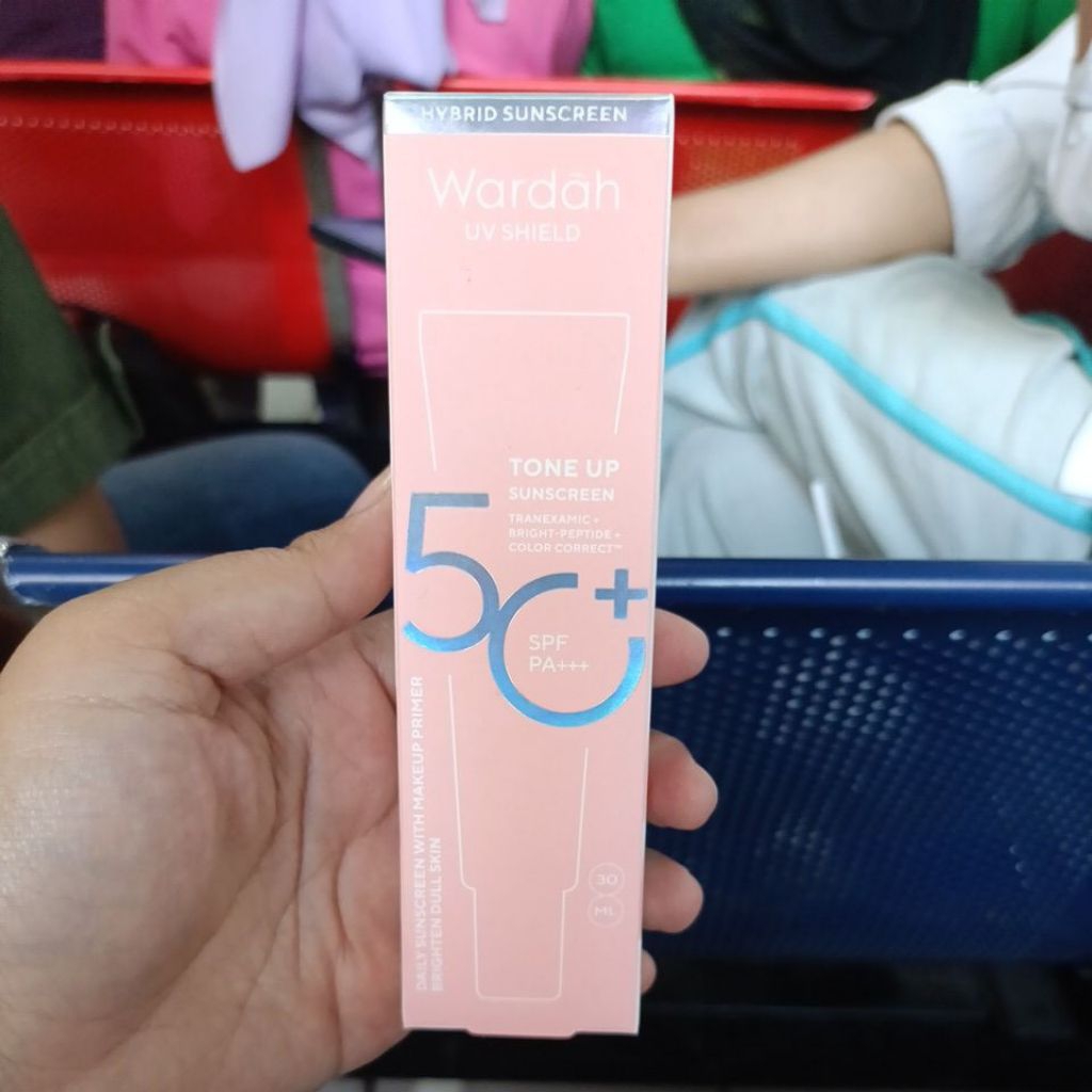 Wardah UV Shield tone up sunscreen spf 50+ PA++++