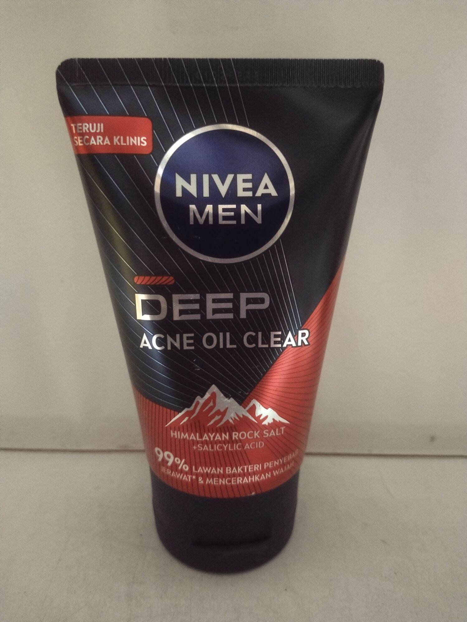 Nivea Men DEEP Acne Oil Clear Foam 100ml yang bisa lawan 99% masalah jerawat dan mencerahkan kulit wajah.