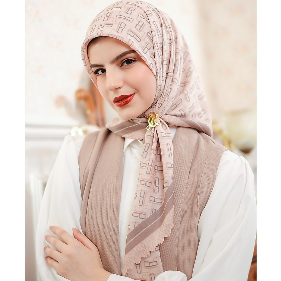 La Reine Hijab Segiempat Premium Voal Satin Engrave Double Looks Hijab 2 Warna Full Print