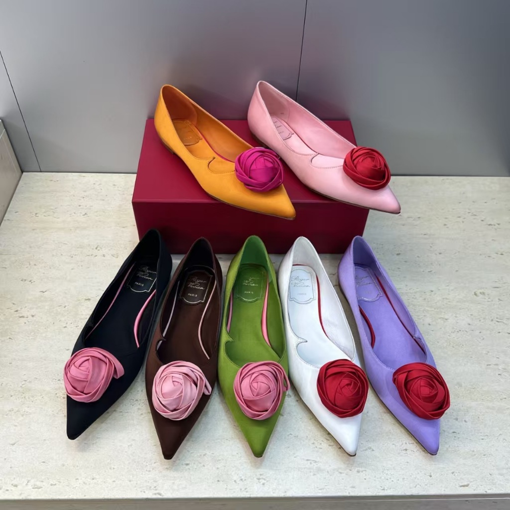 Jual New Roger Vivier 2026 collection: Jelly-colored rose-patterned women's wedding shoes with logo, flat pointed toe. | Shopee Indonesia