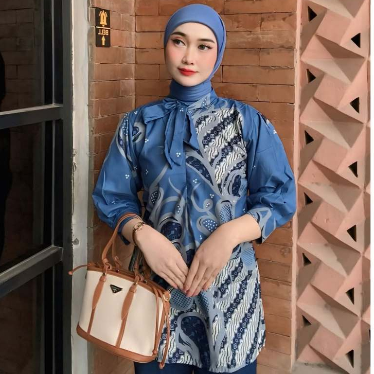 Jual BATIK TRUSMI Atasan Wanita Blouse Batik Kerja Motif Liris ULR Biru BUL | Shopee Indonesia